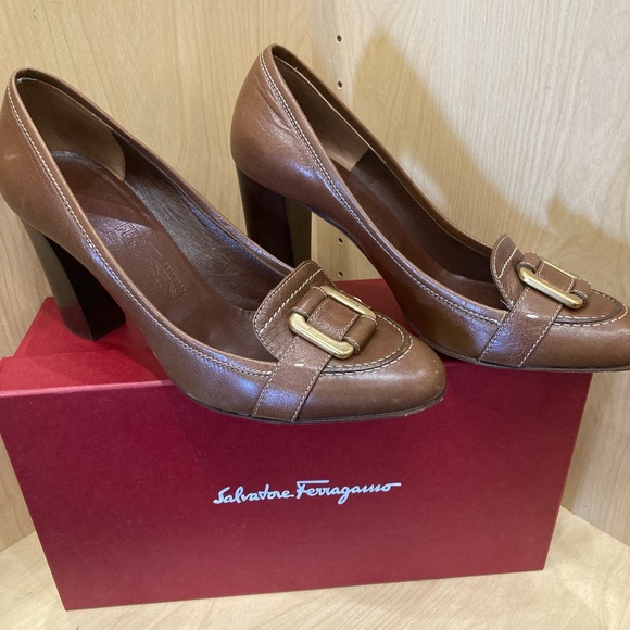 Salvatore Ferragamo Ruil buckle pump Sz 8.5 brown LIKE NEW WITH BOX - Picture 2 of 10